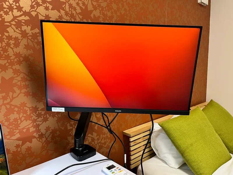 Sunset room - external monitor on desk arm