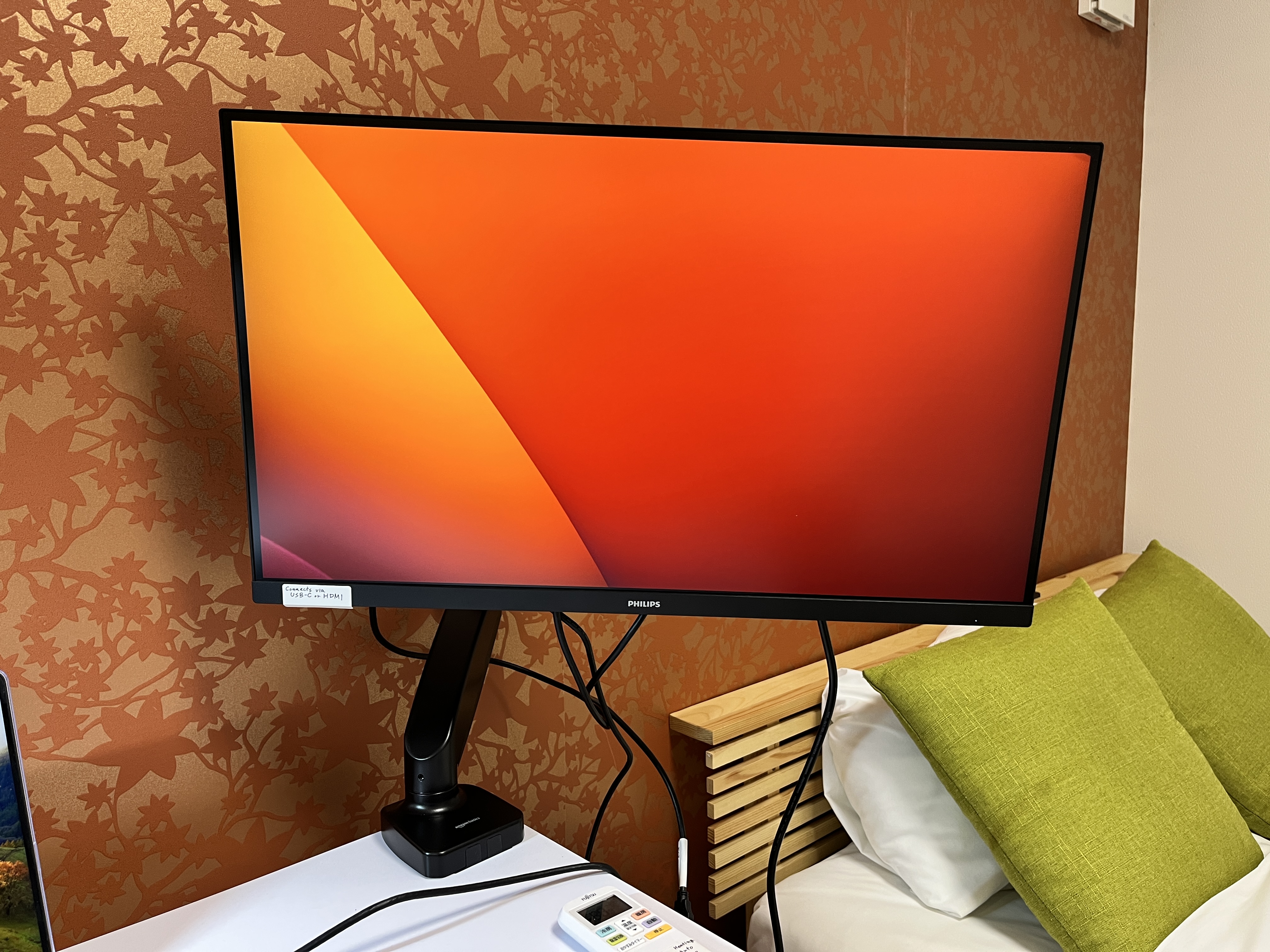 Sunset room - external monitor on desk arm