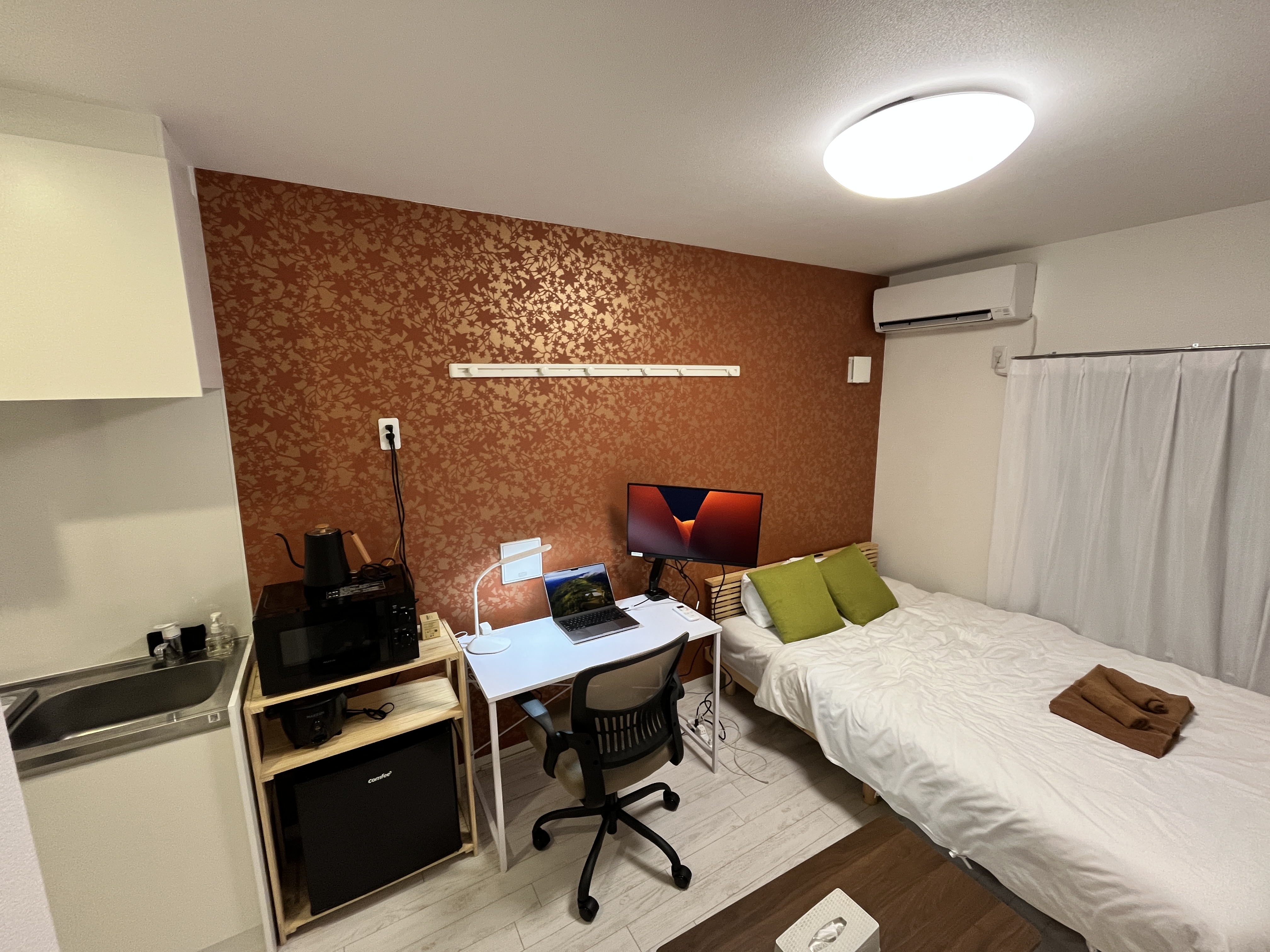 Sunset room - workspace and sleeping area